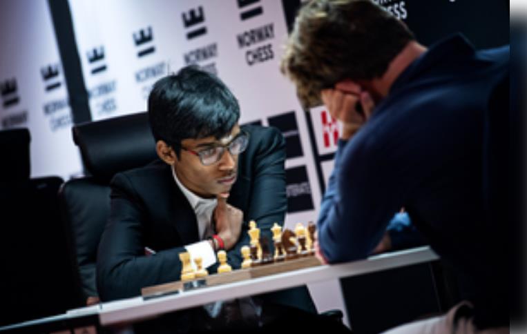 प्रग्नानंदा ने कार्लसन को हराकर क्लास‍िकल शतरंज में रचा इत‍िहास, सोशल मीडिया पर लगा बधाइयों का तांता