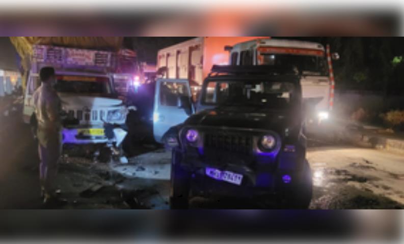 अमेठी में कंटेनर ने रेलवे क्रॉसिंग पर खड़े वाहनों को मारी टक्कर, तीन की मौत अमेठी में कंटेनर ने रेलवे क्रॉसिंग पर खड़े वाहनों को मारी टक्कर, तीन की मौत