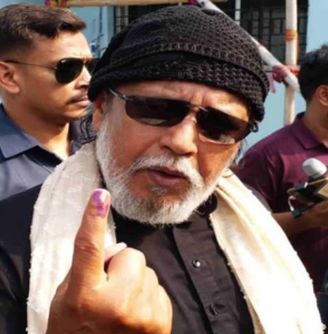 वोट डालने के बाद मतदाताओं के साथ मिथुन चक्रवर्ती ने ली सेल्फी, टीएमसी ने किया विरोध