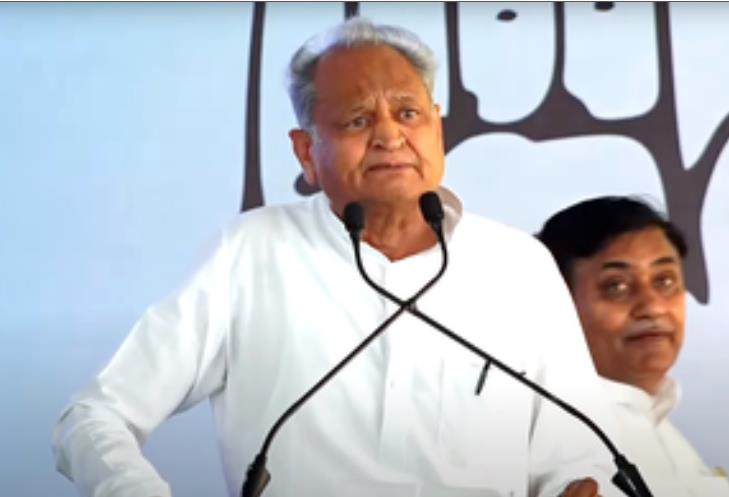 पीएम मोदी को प्रधानमंत्री पद की दावेदारी छोड़ देनी चाहिए : अशोक गहलोत 
