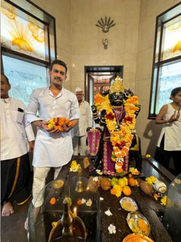 एक्टर विनीत चौधरी ने मुंबई के शनि देव मंदिर में की आरती, कहा- इससे मन को शांति मिलती है एक्टर विनीत चौधरी ने मुंबई के शनि देव मंदिर में की आरती, कहा- इससे मन को शांति मिलती है