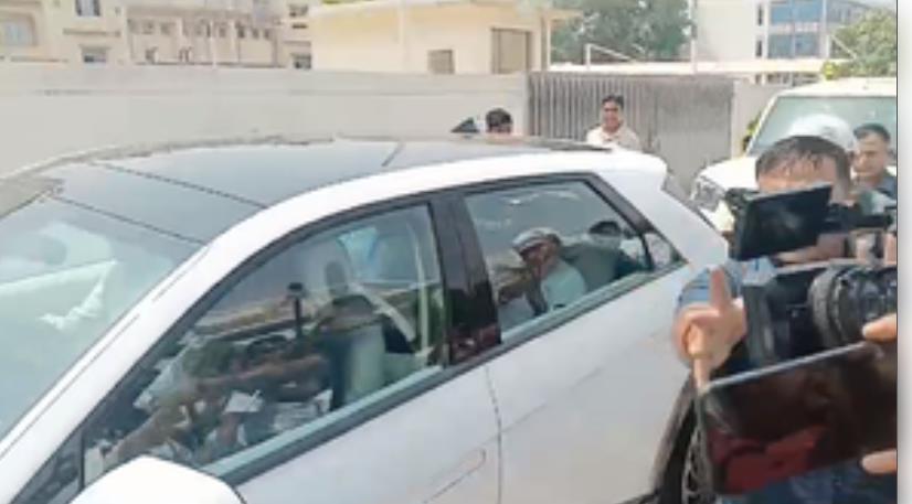 दिल्ली से पटना लौटे नीतीश, हवाई अड्डे पर कार्यकर्ताओं ने जमकर लगाए नारे दिल्ली से पटना लौटे नीतीश, हवाई अड्डे पर कार्यकर्ताओं ने जमकर लगाए नारे