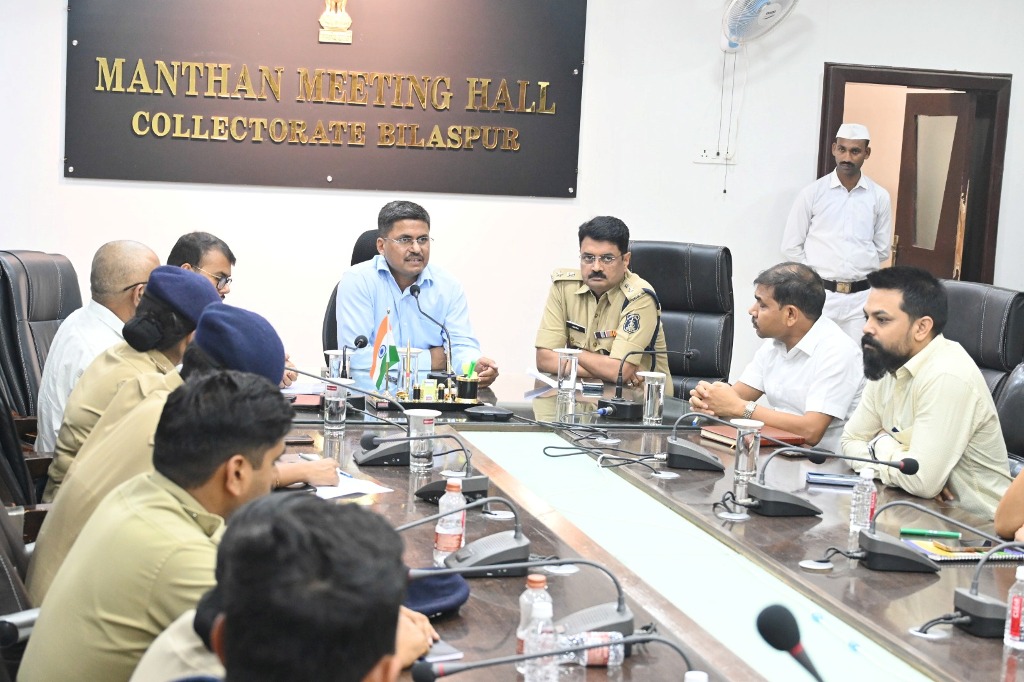 बलौदाबाजार हिंसा के बाद बिलासपुर कलेक्टर-एसपी ने की जिले की कानून व्यवस्था की समीक्षा बलौदाबाजार हिंसा के बाद बिलासपुर कलेक्टर-एसपी ने की जिले की कानून व्यवस्था की समीक्षा