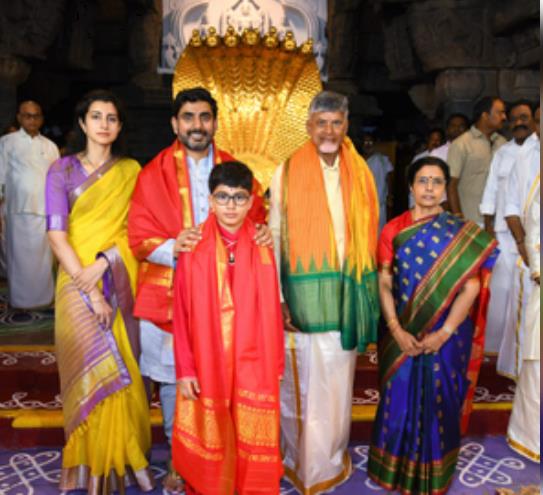 चंद्रबाबू नायडू ने परिवार के साथ तिरुमाला में की पूजा-अर्चना चंद्रबाबू नायडू ने परिवार के साथ तिरुमाला में की पूजा-अर्चना