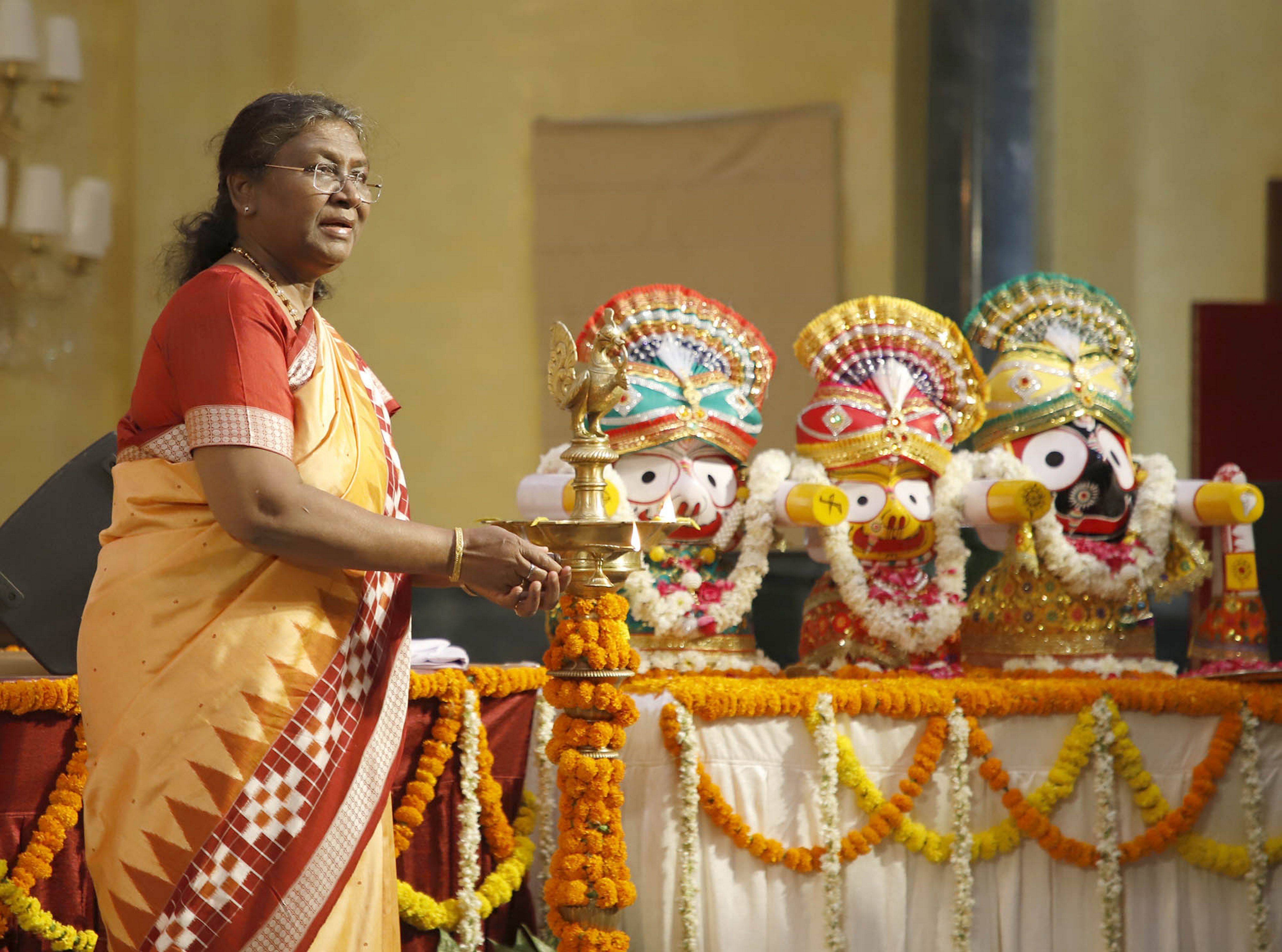 राष्ट्रपति मुर्मू राष्ट्रपति भवन में आयोजित 'राज पर्व' समारोह में शामिल हुईं राष्ट्रपति मुर्मू राष्ट्रपति भवन में आयोजित 'राज पर्व' समारोह में शामिल हुईं