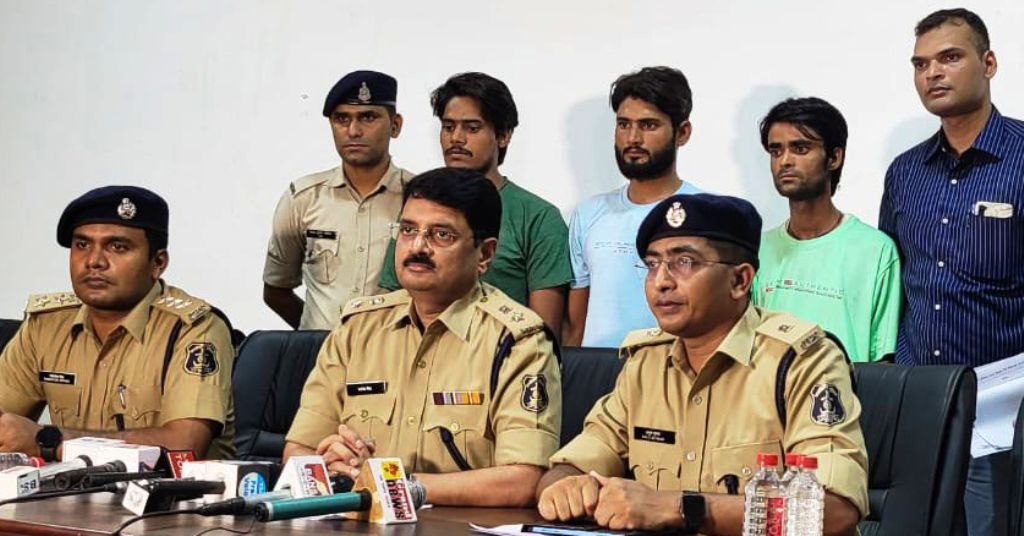 रिटायर्ड तहसीलदार को हनी ट्रैप में फंसाकर 11 लाख की साइबर ठगी, राजस्थान से तीन गिरफ्तार रिटायर्ड तहसीलदार को हनी ट्रैप में फंसाकर 11 लाख की साइबर ठगी, राजस्थान से तीन गिरफ्तार