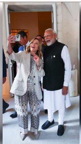 जॉर्जिया मेलोनी ने ली पीएम मोदी के साथ सेल्फी, सोशल मीडिया पर वायरल हो रही फोटो जॉर्जिया मेलोनी ने ली पीएम मोदी के साथ सेल्फी, सोशल मीडिया पर वायरल हो रही फोटो