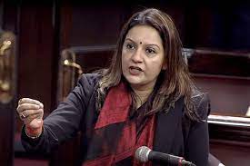 अरुंधति राय के ख़िलाफ़ यूएपीए के तहत केस चलाने की मंज़ूरी पर उद्धव ठाकरे की शिवसेना ने क्या कहा