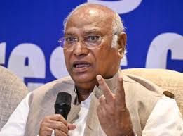 खड़गे ने क्यों कहा, 'मैं मोदी की बातें दोहरा रहा हूं' खड़गे ने क्यों कहा, 'मैं मोदी की बातें दोहरा रहा हूं'
