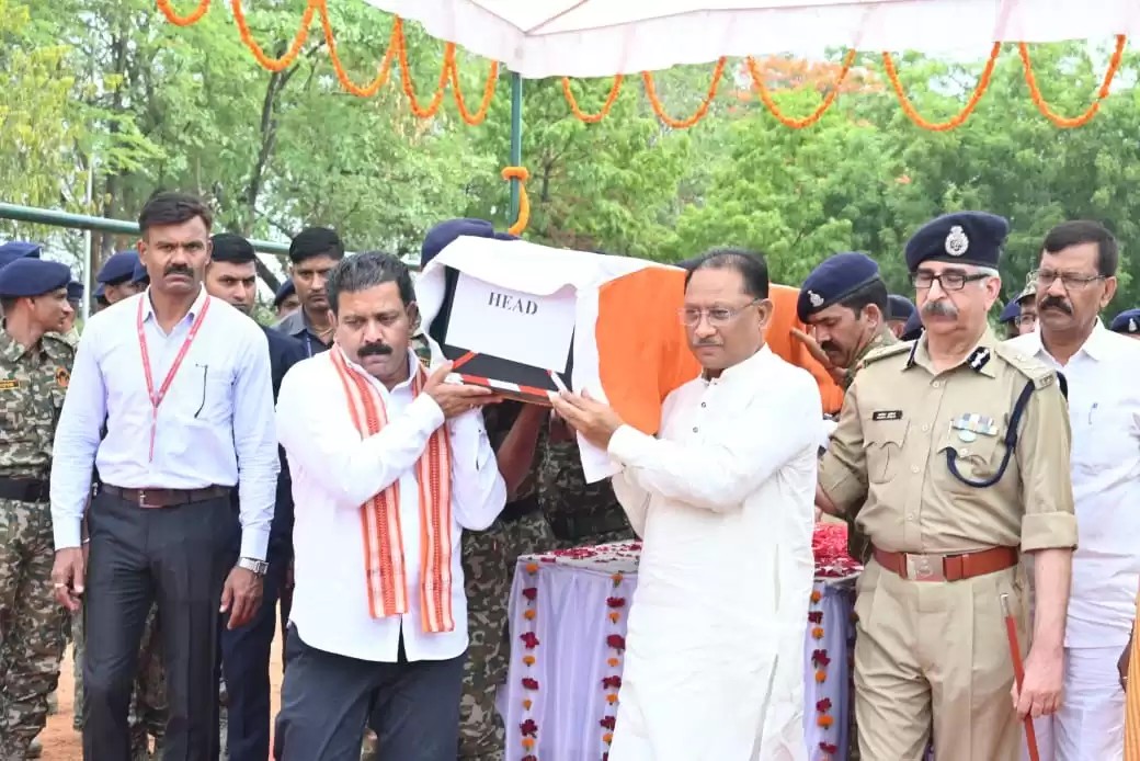 सीएम-डिप्टी सीएम ने शहीद जवान नितेश को कांधा दिया...