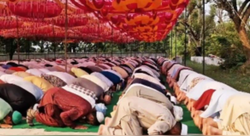 जम्मू-कश्मीर में शांतिपूर्ण ढंग से संपन्न हुई ईद की नमाज जम्मू-कश्मीर में शांतिपूर्ण ढंग से संपन्न हुई ईद की नमाज