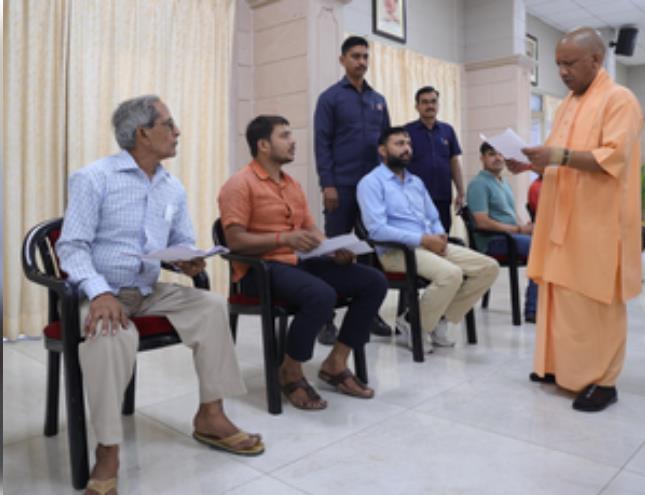 जनता दरबार में सीएम योगी ने कहा, आमजन की पीड़ा सुनें और समय से निस्तारण करें जनता दरबार में सीएम योगी ने कहा, आमजन की पीड़ा सुनें और समय से निस्तारण करें