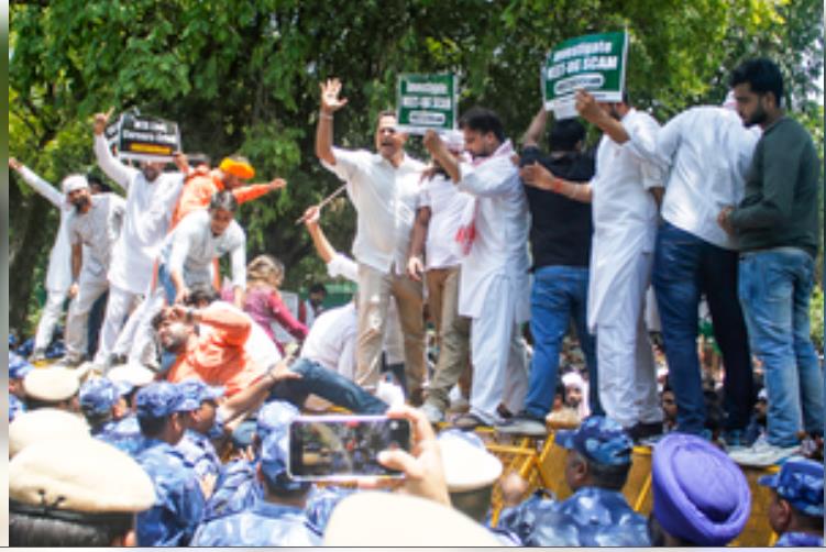 नीट परीक्षा की सीबीआई जांच के लिए कांग्रेस, लेफ्ट, एबीवीपी समेत चौतरफा दबाव 