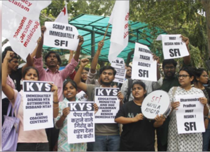 छात्रों ने शिक्षा मंत्रालय के समक्ष किया प्रदर्शन, एनटीए को निरस्त करने की मांग छात्रों ने शिक्षा मंत्रालय के समक्ष किया प्रदर्शन, एनटीए को निरस्त करने की मांग