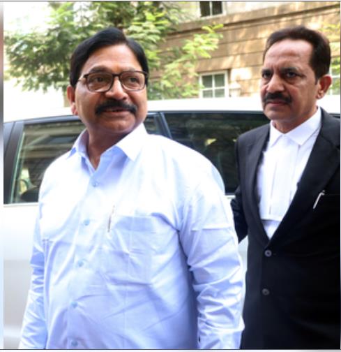 विजयी शिवसेना उम्मीदवार को सांसद के रूप में शपथ लेने से रोकने की मांग विजयी शिवसेना उम्मीदवार को सांसद के रूप में शपथ लेने से रोकने की मांग