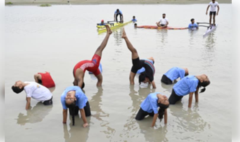 पहाड़ों की बर्फीली चोटियों से समुद्र तक छाया योग पहाड़ों की बर्फीली चोटियों से समुद्र तक छाया योग