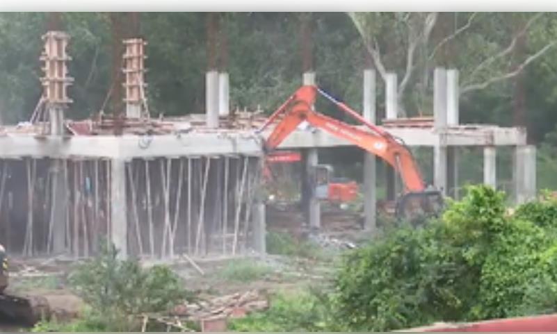 गुंटूर में वाईएसआरसीपी के निर्माणाधीन दफ्तर पर चला बुलडोजर 