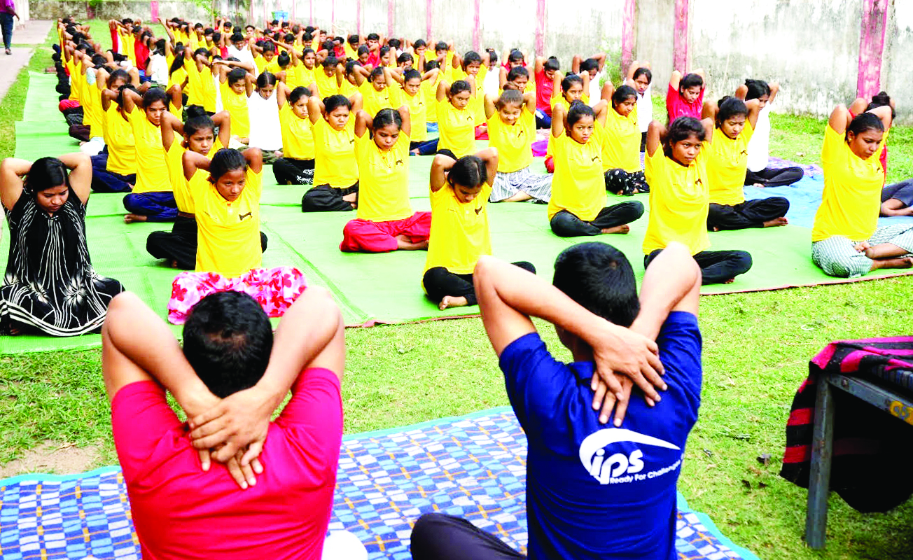 700 कर्मचारी, परिवार, व्यावसायिक साझेदार और स्थानीय लोग बालको योगाभ्यास शिविर में शामिल 700 कर्मचारी, परिवार, व्यावसायिक साझेदार और स्थानीय लोग बालको योगाभ्यास शिविर में शामिल