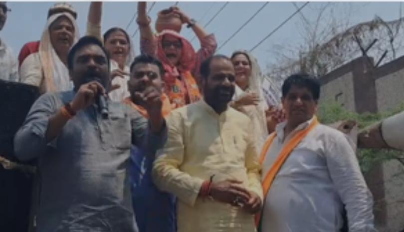 दिल्ली जल संकट को लेकर रमेश बिधूड़ी के नेतृत्व में बीजेपी नेताओं ने खोला केजरीवाल सरकार के खिलाफ मोर्चा दिल्ली जल संकट को लेकर रमेश बिधूड़ी के नेतृत्व में बीजेपी नेताओं ने खोला केजरीवाल सरकार के खिलाफ मोर्चा