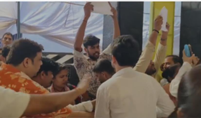 दिल्ली में आतिशी के धरना स्थल पर सिविल डिफेंस कर्मियों का 'हल्लाबोल', नौकरी की मांग को लेकर किया हंगामा दिल्ली में आतिशी के धरना स्थल पर सिविल डिफेंस कर्मियों का 'हल्लाबोल', नौकरी की मांग को लेकर किया हंगामा