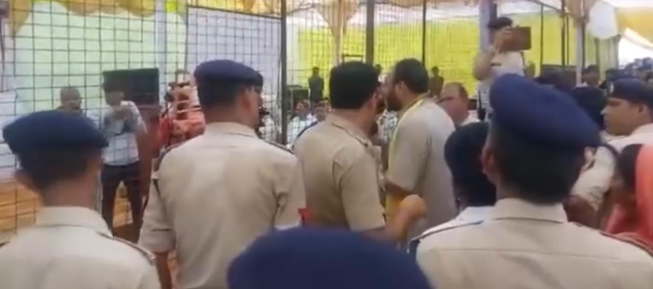 अदानी पॉवर प्लांट सी जन सुनवाई में हुआ जमकर विरोध अदानी पॉवर प्लांट सी जन सुनवाई में हुआ जमकर विरोध