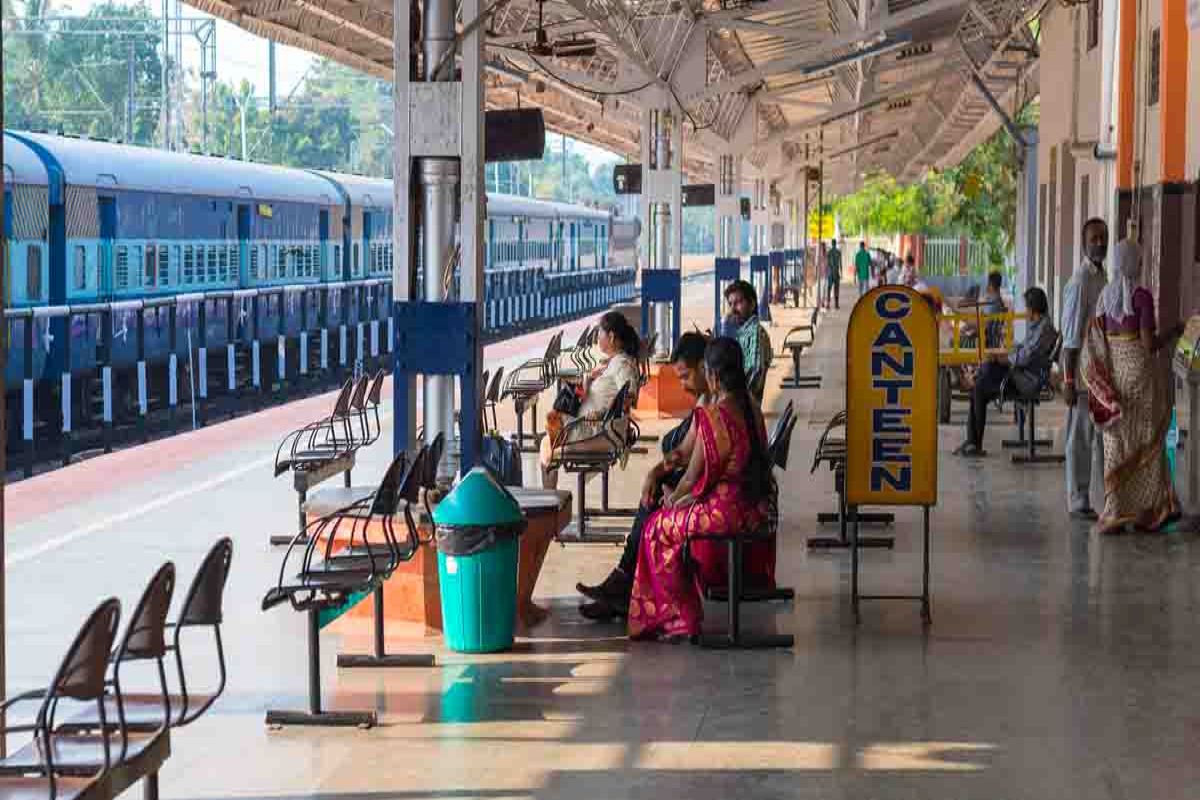 रेलवे स्टेशन में अवैध वेंडर्स, पर कार्रवाई, ट्रालियां जब्त