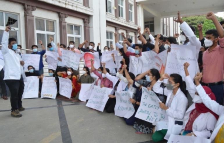 तेलंगाना में जूनियर डॉक्टरों की हड़ताल जारी, स्वास्थ्य सेवाएं प्रभावित तेलंगाना में जूनियर डॉक्टरों की हड़ताल जारी, स्वास्थ्य सेवाएं प्रभावित