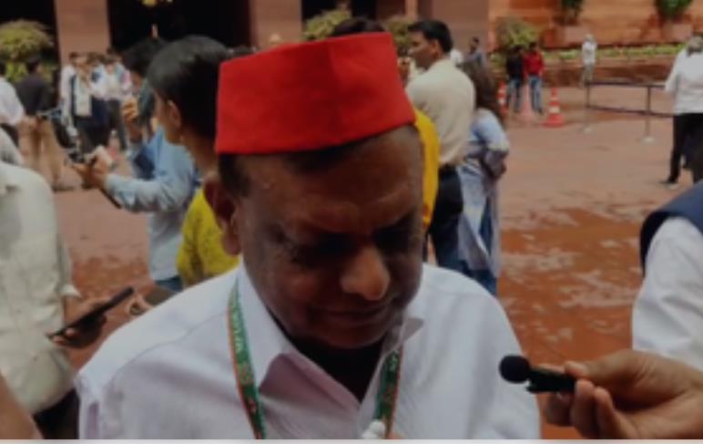 संसद में सेंगोल की जगह संविधान की प्रति स्थापित की जाए : सपा सांसद आरके चौधरी संसद में सेंगोल की जगह संविधान की प्रति स्थापित की जाए : सपा सांसद आरके चौधरी