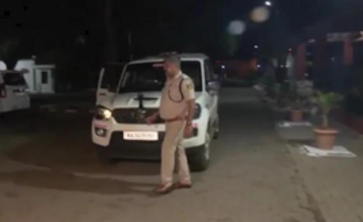 कर्नाटक में फिल्मी अंदाज में पुलिस के काफिले पर हमला कर डकैती के आरोपी को छुड़ा ले गये गैंगस्टर कर्नाटक में फिल्मी अंदाज में पुलिस के काफिले पर हमला कर डकैती के आरोपी को छुड़ा ले गये गैंगस्टर