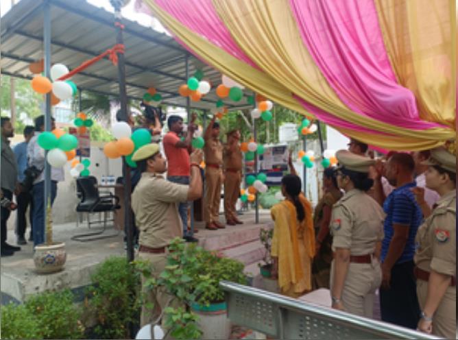 नोएडा : नए कानूनों के बारे में जागरूकता की कवायद शुरू, लोगों के बीच पहुंच रहे हैं पुलिस अधिकारी नोएडा : नए कानूनों के बारे में जागरूकता की कवायद शुरू, लोगों के बीच पहुंच रहे हैं पुलिस अधिकारी