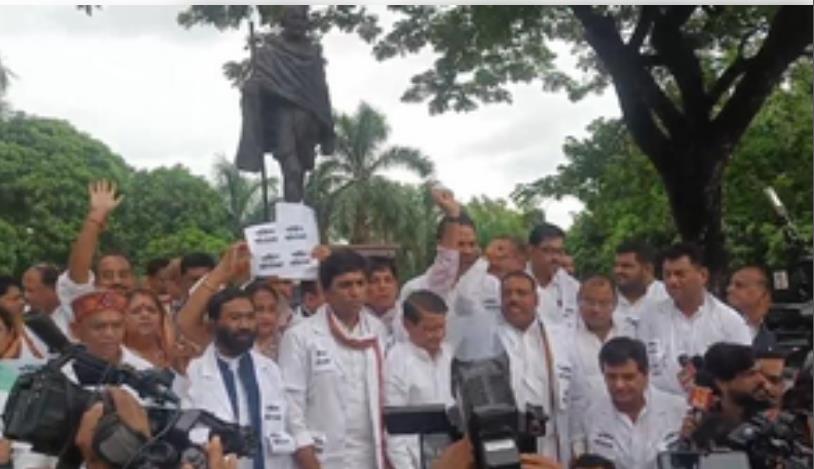 मध्य प्रदेश के कांग्रेस विधायकों का एप्रन पहन कर प्रदर्शन मध्य प्रदेश के कांग्रेस विधायकों का एप्रन पहन कर प्रदर्शन