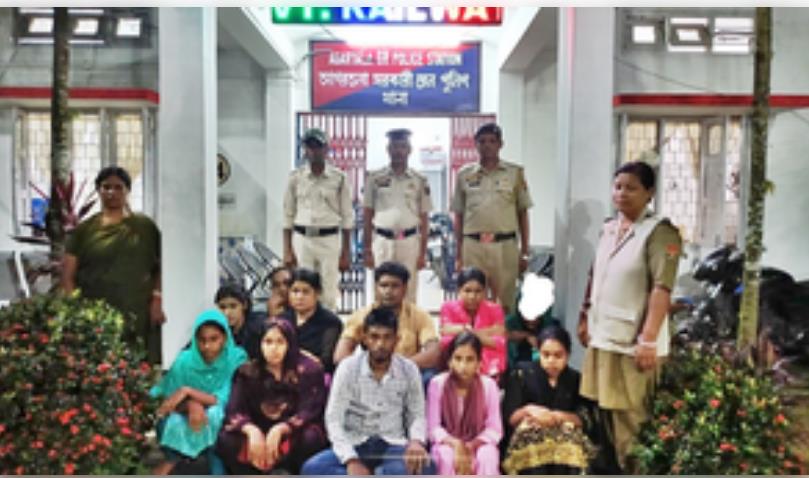 त्रिपुरा में अवैध रूप से प्रवेश करने के आरोप में नौ महिलाओं समेत 11 बांग्लादेशी गिरफ्तार त्रिपुरा में अवैध रूप से प्रवेश करने के आरोप में नौ महिलाओं समेत 11 बांग्लादेशी गिरफ्तार