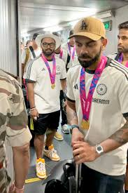 भारत की टी20 विश्व चैंपियन टीम दिल्ली पहुंची, प्रशंसकों ने बारिश के बीच गर्मजोशी से किया स्वागत