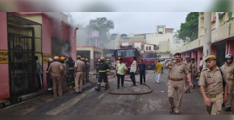 मुरादाबाद के अस्पताल में लगी आग, मरीजों को बाहर निकाला गया मुरादाबाद के अस्पताल में लगी आग, मरीजों को बाहर निकाला गया