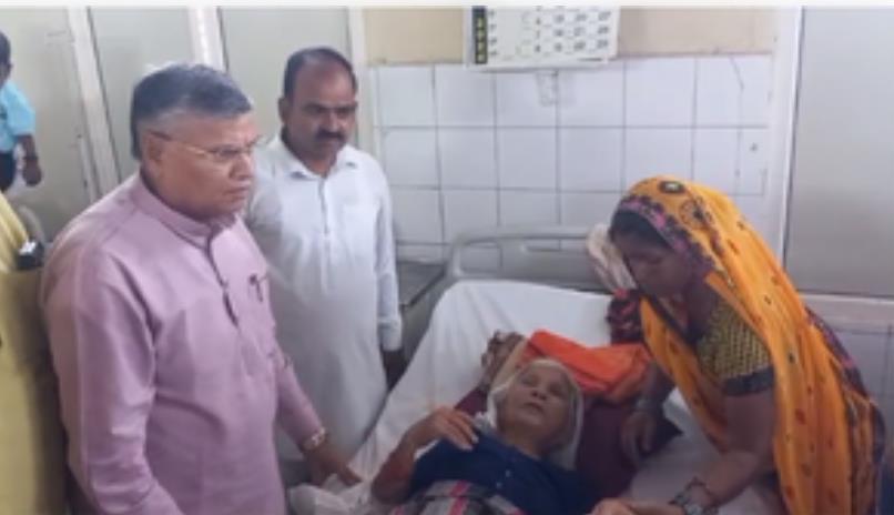 हाथरस हादसे में घायल लोगों से मिलने पहुंचे यूपी के मंत्री धर्मवीर प्रजापति, कहा- जल्द गिरफ्तार होंगे दोषी हाथरस हादसे में घायल लोगों से मिलने पहुंचे यूपी के मंत्री धर्मवीर प्रजापति, कहा- जल्द गिरफ्तार होंगे दोषी