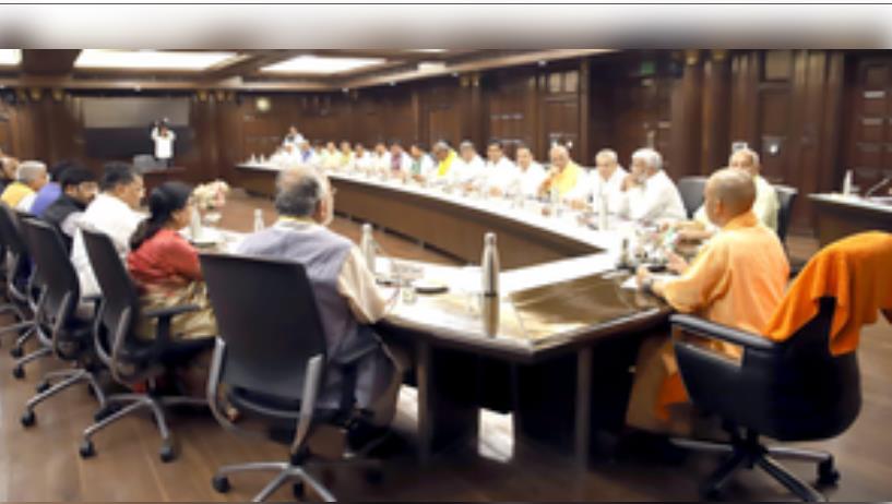 हर नगर निगम में एक-एक मलिन बस्ती चिन्हित करके वहां बहुमंजिला भवन बनाएं : सीएम योगी हर नगर निगम में एक-एक मलिन बस्ती चिन्हित करके वहां बहुमंजिला भवन बनाएं : सीएम योगी