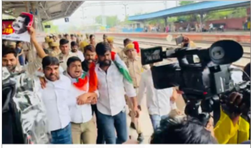नीट पेपर लीक : यूथ कांग्रेस का जयपुर-लखनऊ में विरोध प्रदर्शन नीट पेपर लीक : यूथ कांग्रेस का जयपुर-लखनऊ में विरोध प्रदर्शन