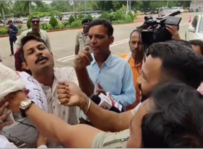 भोपाल : कांग्रेस विधायक मूंग की बोरी कंधे पर रखकर पहुंचे विधानसभा भोपाल : कांग्रेस विधायक मूंग की बोरी कंधे पर रखकर पहुंचे विधानसभा
