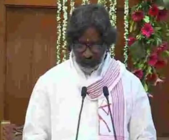 हेमंत सोरेन 154 दिनों बाद फिर से बने झारखंड के सीएम, राज्यपाल ने दिलाई शपथ हेमंत सोरेन 154 दिनों बाद फिर से बने झारखंड के सीएम, राज्यपाल ने दिलाई शपथ