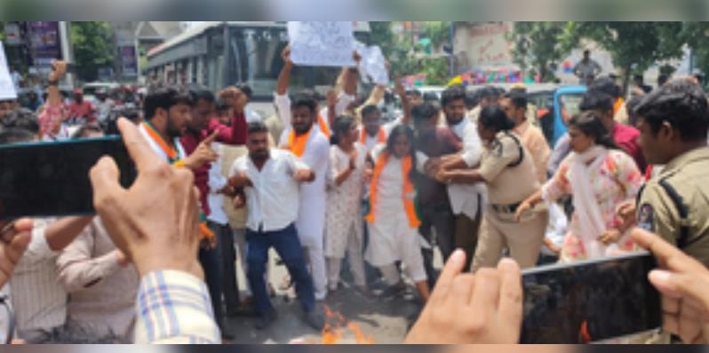 हैदराबाद पुलिस ने भाजयुमो के विरोध मार्च को किया विफल हैदराबाद पुलिस ने भाजयुमो के विरोध मार्च को किया विफल