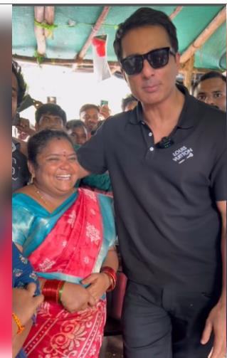 हैदराबादी फूड स्टॉल की 'कुमारी आंटी' से मिले सोनू सूद, भीड़ के सामने की जमकर तारीफ हैदराबादी फूड स्टॉल की 'कुमारी आंटी' से मिले सोनू सूद, भीड़ के सामने की जमकर तारीफ