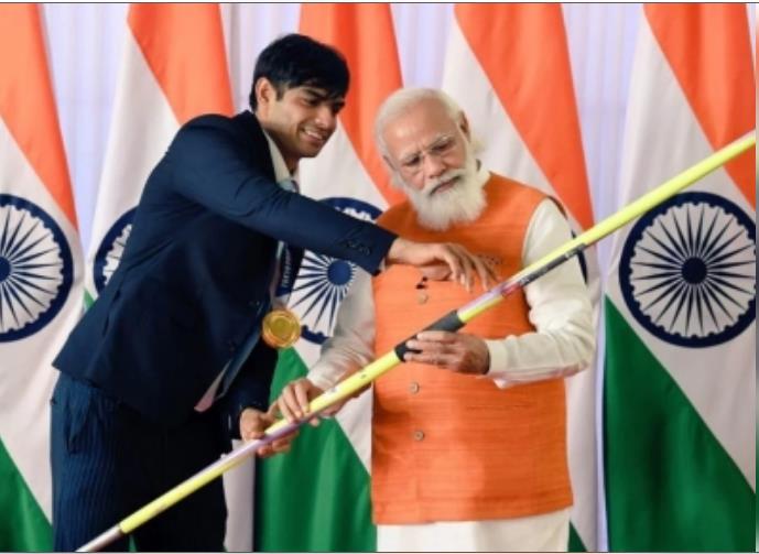 नीरज चोपड़ा की मां ने कहा, पीएम मोदी को इस बार देशी घी और शक्कर से बना खास चूरमा खिलाएंगे नीरज चोपड़ा की मां ने कहा, पीएम मोदी को इस बार देशी घी और शक्कर से बना खास चूरमा खिलाएंगे