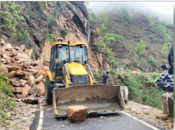 पिथौरागढ़ में भारी बारिश के बीच भूस्खलन से रोड बंद, राष्ट्रीय राजमार्ग पर लगा लंबा जाम पिथौरागढ़ में भारी बारिश के बीच भूस्खलन से रोड बंद, राष्ट्रीय राजमार्ग पर लगा लंबा जाम
