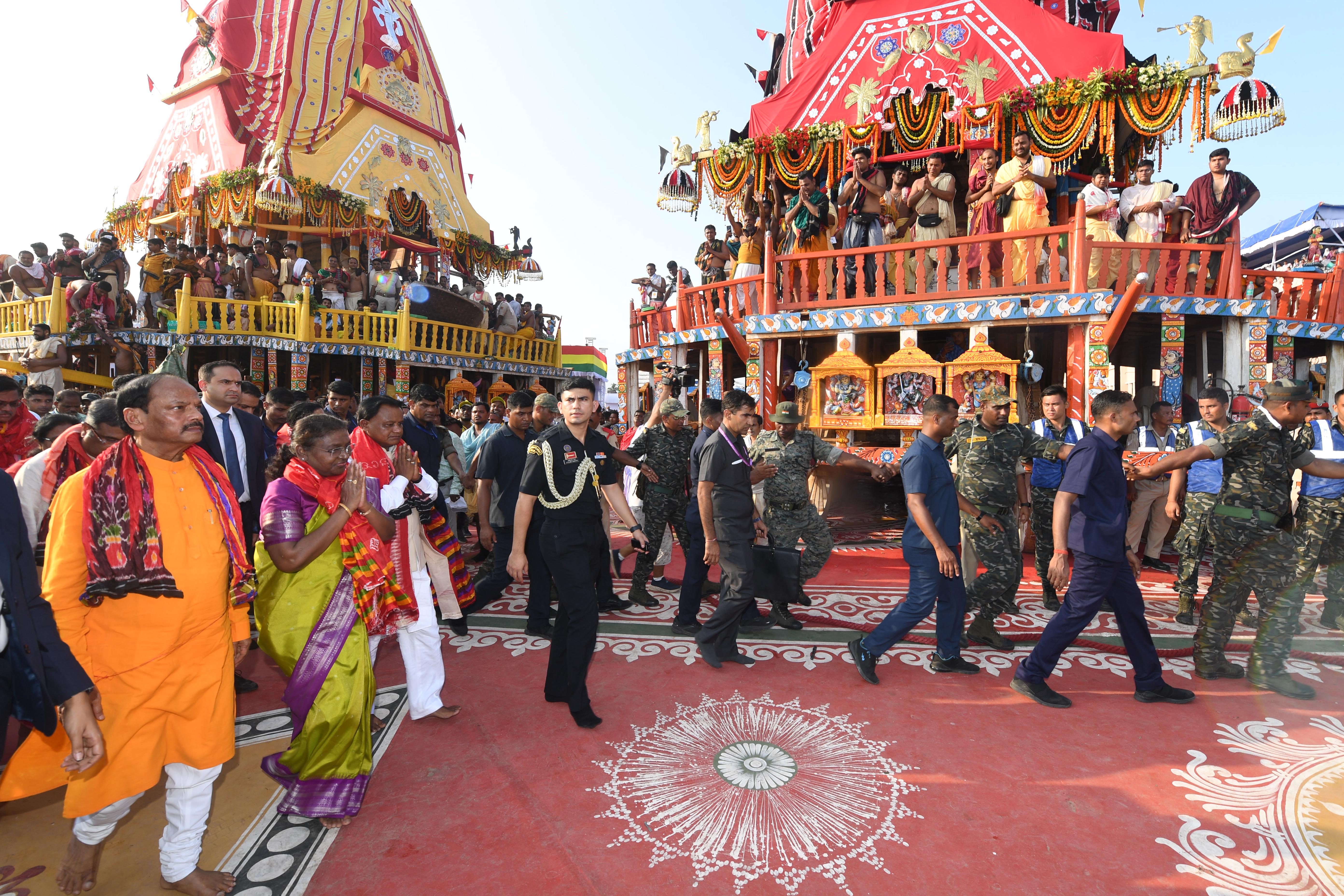 ओडिशा : पुरी में लाखों लोग रथयात्रा में शामिल हुए ओडिशा : पुरी में लाखों लोग रथयात्रा में शामिल हुए