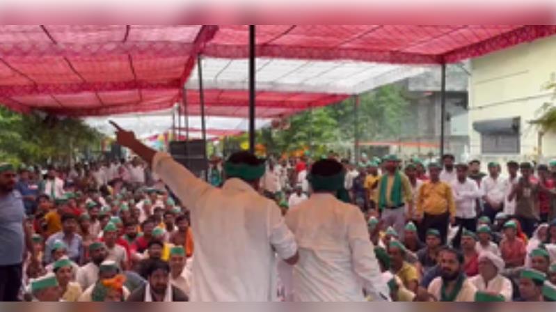 नोएडा प्राधिकरण के खिलाफ बीकेयू का 'हल्ला बोल', पुलिस बल तैनात नोएडा प्राधिकरण के खिलाफ बीकेयू का 'हल्ला बोल', पुलिस बल तैनात