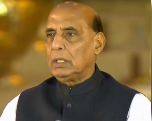 कठुआ आतंकी हमला : राजनाथ सिंह ने कहा, शहीदों के परिजनों के साथ खड़ा है राष्ट्र कठुआ आतंकी हमला : राजनाथ सिंह ने कहा, शहीदों के परिजनों के साथ खड़ा है राष्ट्र