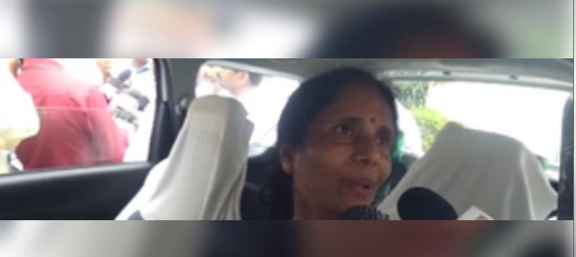 रायबरेली में राहुल गांधी ने कैप्टन अंशुमान की मां से की मुलाकात, अग्निवीर योजना को बताया गलत रायबरेली में राहुल गांधी ने कैप्टन अंशुमान की मां से की मुलाकात, अग्निवीर योजना को बताया गलत