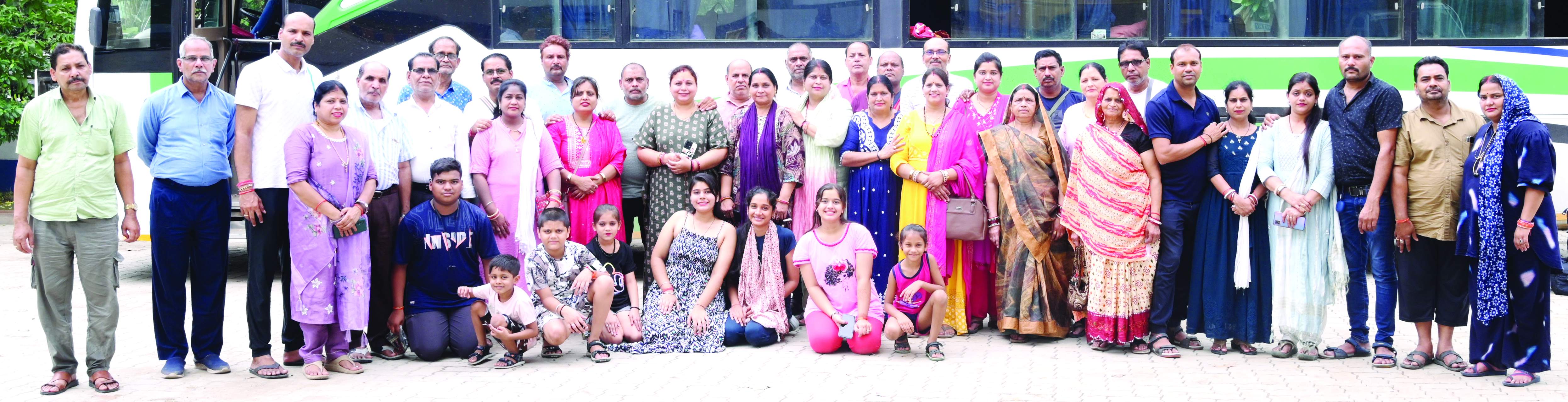 बलौदा सराफा एसोसिएशन की श्री काशी विश्वनाथ पारिवारिक यात्रा 