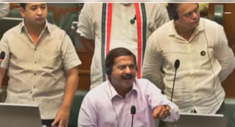 मराठा कोटा पर बैठक में विपक्ष के न आने पर विधानसभा में सत्ता पक्ष का हंगामा मराठा कोटा पर बैठक में विपक्ष के न आने पर विधानसभा में सत्ता पक्ष का हंगामा