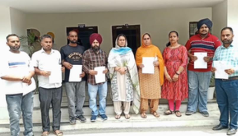 मुख्यमंत्री भगवंत मान ने किसान आंदोलन में मारे गए लोगों के सात परिवारों को नियुक्ति पत्र दिए मुख्यमंत्री भगवंत मान ने किसान आंदोलन में मारे गए लोगों के सात परिवारों को नियुक्ति पत्र दिए